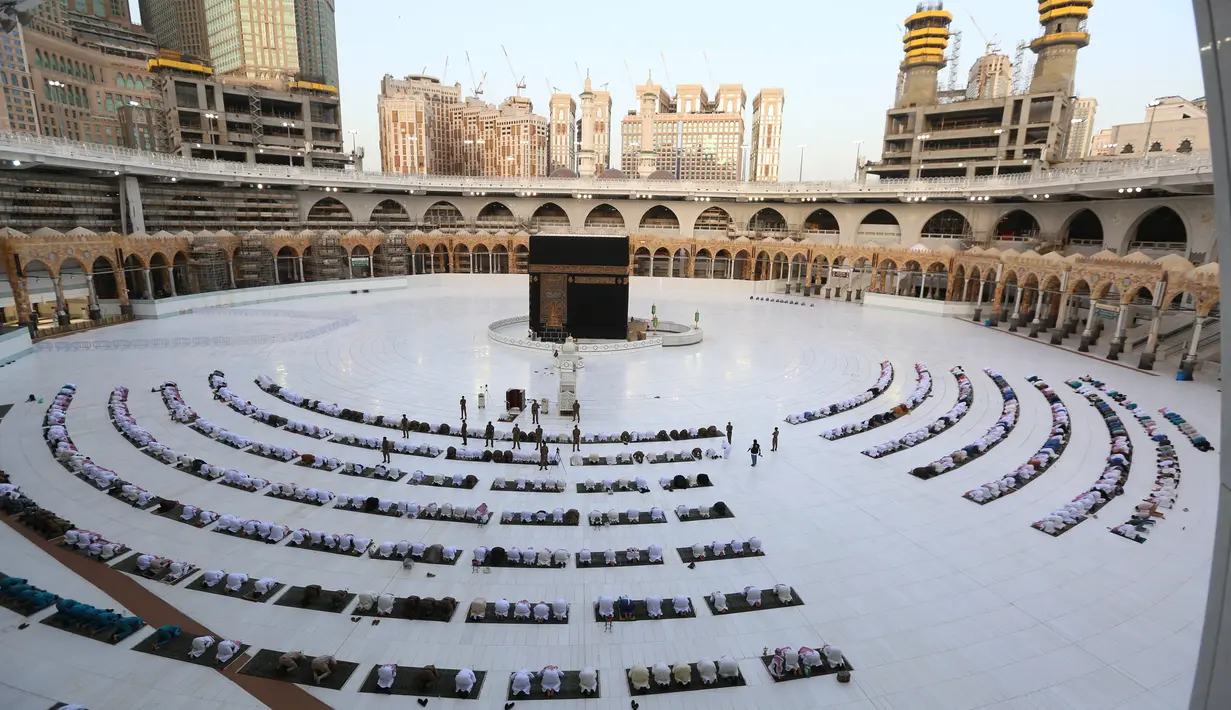 Suasana Hari Raya Idul Fitri di Berbagai Negara: Jemaah melaksanakan salat Idul Fitri di Masjidil Haram, Mekah, Arab Saudi, Minggu (24/5/2020). Salat Idul Fitri tetap digelar di Masjidil Haram dan Masjid Nabawi namun dengan jemaah terbatas. (AFP)