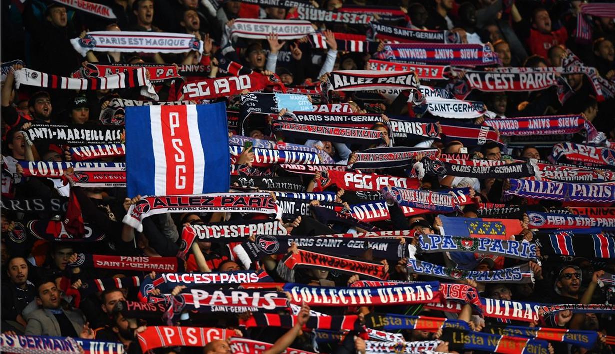 Suporter PSG merayakan kemenangan atas Basel dalam laga lanjutan Grup A Liga Champions di Stadion Parc Des Princes, Paris, Kamis (20/10/2016) dini hari WIB. (AFP/Franck Fife)