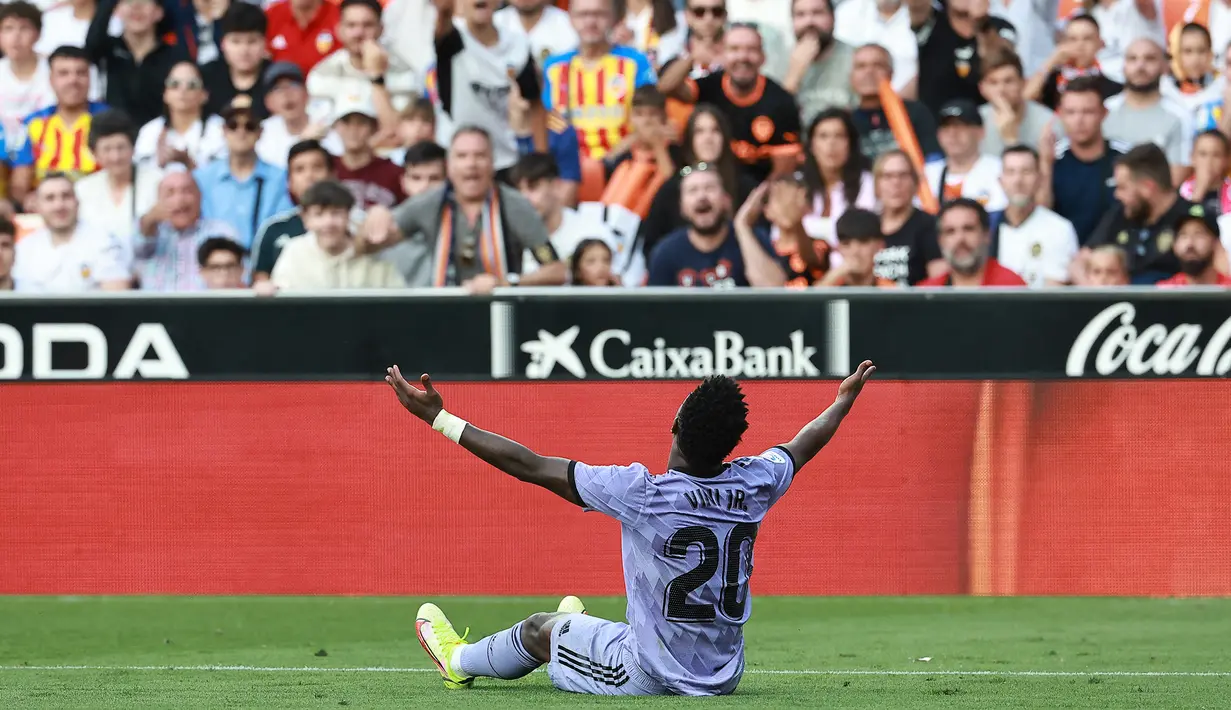 Reaksi striker Real Madrid, Vinicius Junior setelah mendapat ejekan rasis dari suporter Valencia pada laga pekan ke-35 Liga Spanyol 2022/2023 di Mestalla Stadium, Valencia, Senin (22/5/2023) dini hari WIB. (AFP/Jose Jordan)