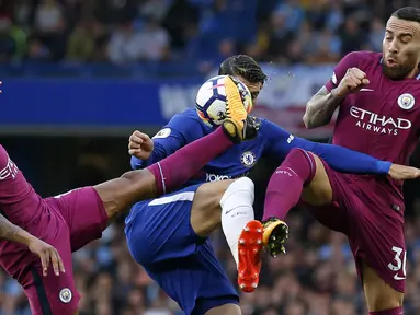 Striker Chelsea, Alvaro Morata diapit dua pemain Manchester City, Fabian Delph (kiri) dan Nicolas Otamendi (kanan) saat pertandingan Liga Inggris di Stamford Bridge, London (30/9). Manchester City berhasil menang 1-0 atas Chelsea. (AFP Photo/Ian Kington)