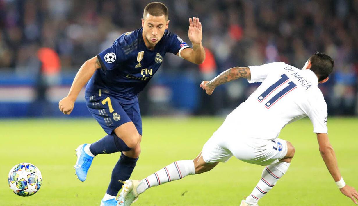 Penyerang Paris Saint-Germain, Angel Di Maria, menghadang penyerang Real Madrid, Eden Hazard, pada laga Liga Champions di Stadion Parc des Princes, Rabu (18/9/2019). PSG menang 3-0 atas Real Madrid. (AP/Francois Mori)