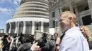 Calon Perdana Menteri baru Selandia Baru Chris Hipkins berbicara kepada media di luar Parlemen di Wellington pada Sabtu (21/1/2023). Hipkins akan memimpin Selandia Baru selama kurang dari delapan bulan ke depan hingga pemilihan umum (pemilu) pada 14 Oktober. (Marty MELVILLE / AFP)