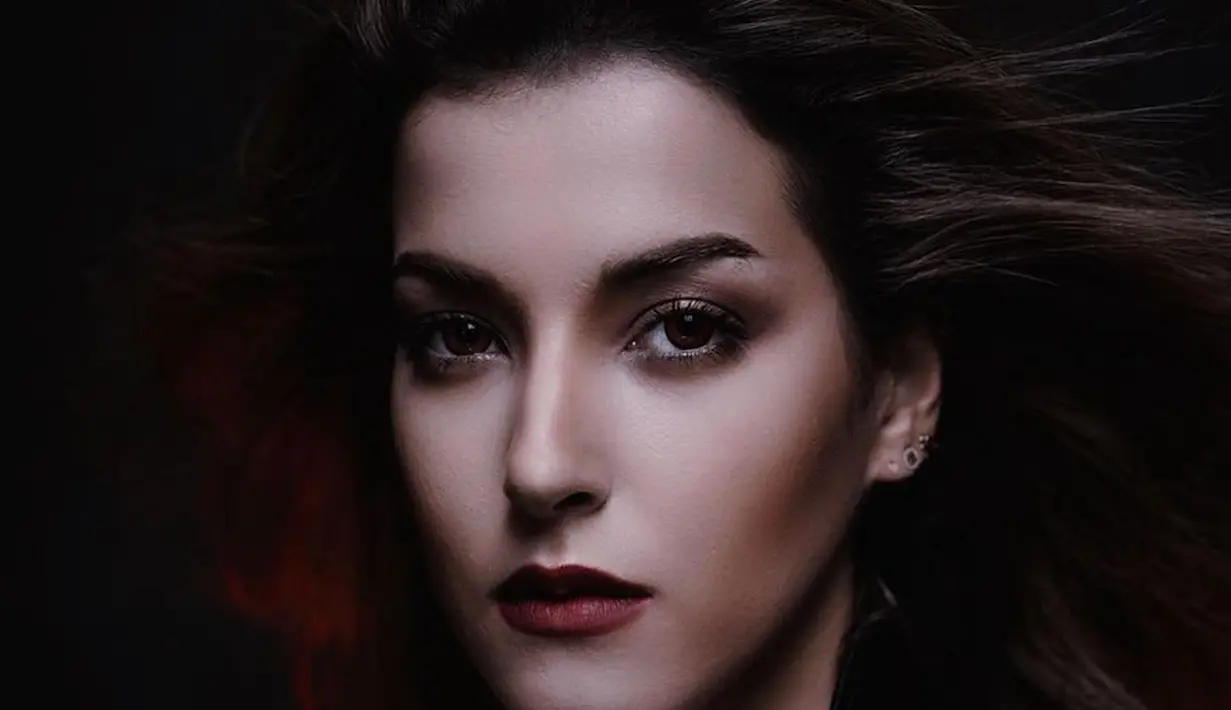 Penampilannya disempurnakan dengan softlens berwarna merah yang identik dengan karakter vampir hingga leather jacket seperti yang dipakai Kristen dalam film. (Instagram/tasyafarasya).