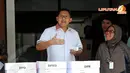 Sebelum memasukkan ke dalam kotak suara, Anas Urbaningrum sempat mengucap   kalimat, "Aku Ora Popo" yang artinya aku tidak apa-apa. Sebuah kalimat yang   sering terlontar dari mulut Jokowi (Liputan6.com/Johan Tallo)