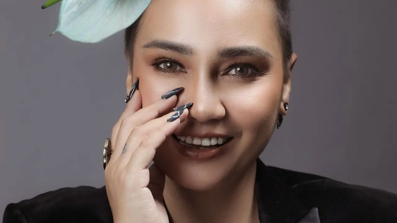 Potret Feby Febiola Dengan Busana Serba Hitam, Tampil Penuh Percaya Diri. (Sumber: Instagram/fdphotography90)