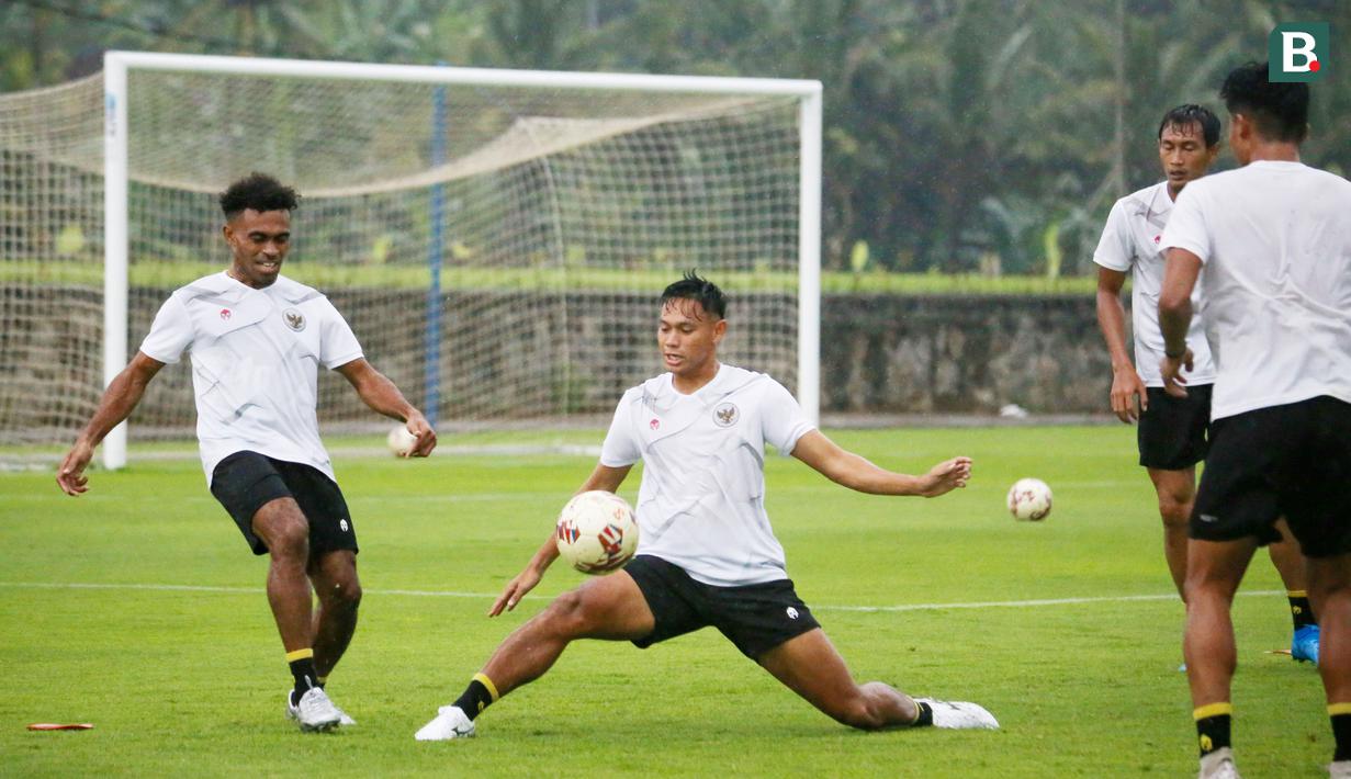 Pelatih Shin Tae-yong memanggil 28 pemain untuk mengikuti pemusatan latihan di Bali. (Bola.com/Maheswara Putra)