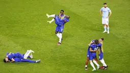 Para pemain Chelsea merayakan gelar juara Liga Champions usai menaklukkan Manchester City pada laga final di Stadion Dragao, Minggu (30/5/2021). Chelsea menang dengan skor 1-0. (Carl Recine/Pool via AP)