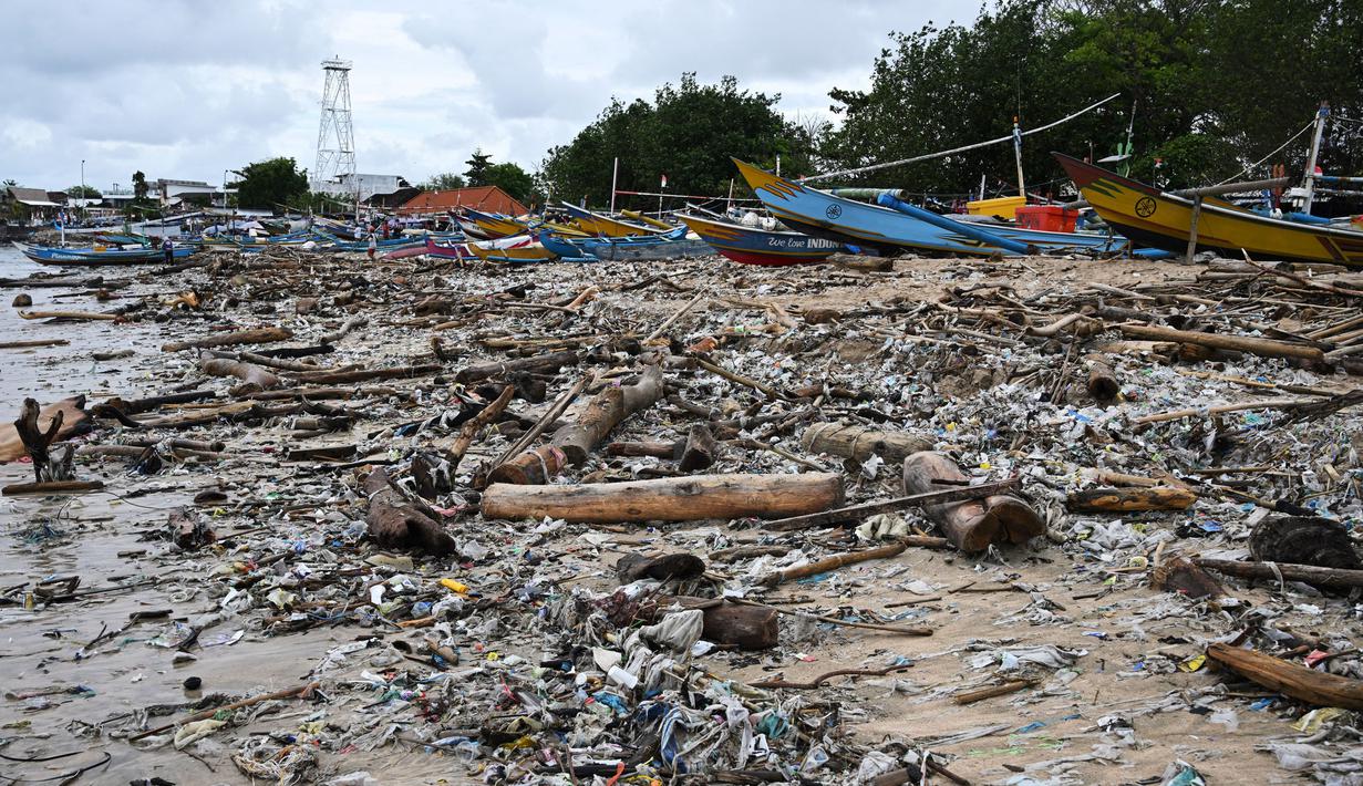 Sejumlah nelayan mengeluhkan kondisi tersebut. Pasalnya, para nelayan tidak bisa melaut akibat pantai tertutup tumpukan sampah. (SONNY TUMBELAKA/AFP)