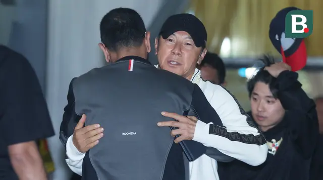 Pelatih Timnas Indonesia U-23, Shin Tae-yong disambut dengan hangat saat mendarat di Bandara Sokearno-Hatta, Tangerang, Banten, Sabtu (11/5/2024) pagi WIB. (Bola.com/Muhammad Iqbal Ichsan)