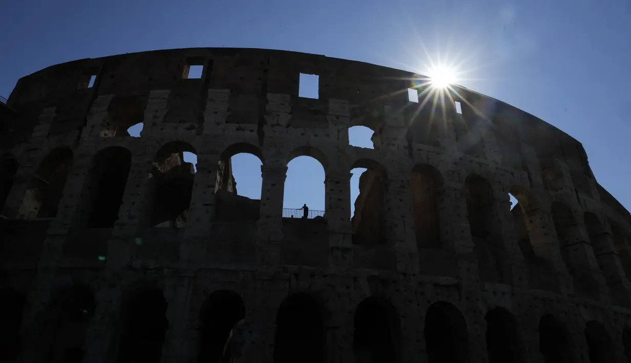 Suhu tertinggi diperkirakan mencapai 43 derajat Celcius di daratan selatan, serta dua pulau besar Sardinia dan Sisilia sebagai wilayah yang terkena dampak paling parah. (AP Photo/Gregorio Borgia)