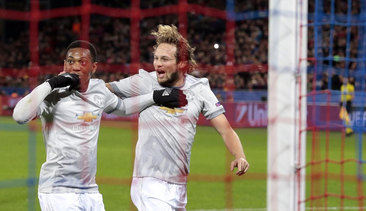 Pemain Manchester United, Anthony Martial (kiri) menyumbangkan satu gol ke gawang CSKA Moscow pada laga grup A Liga Champions di VEB Arena, Moscow, Rusia, (27/9/2017). MU menang 4-1. (AP/Ivan Sekretarev)