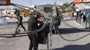 Diketahui, Israel membangun sekitar 900 pos pemeriksaan dan gerbang besi untuk membatasi pergerakan warga Palestina di Tepi Barat. (HAZEM BADER/AFP)