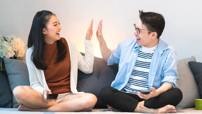 perempuan dan pasangan maret 5