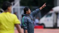 Pelatih Timnas Indonesia U-19, Indra Sjafri, saat pertandingan melawan Brunei Darussalam pada laga Piala AFF U-18 di Stadion Thuwunna, Rabu (13/9/2017). Indonesia menang 8-0 atas Brunei Darussalam. (Liputan6.com/Yoppy Renato)