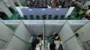 Orang-orang menerima vaksin virus corona COVID-19 Pfizer-BioNTech di pusat vaksinasi di Seoul, Korea Selatan, Kamis (5/8/2021). Korea Selatan berjuang untuk menjinakkan gelombang infeksi keempat virus corona COVID-19 di tengah penyebaran jenis varian virus baru. (AP Photo/Ahn Young-joon)