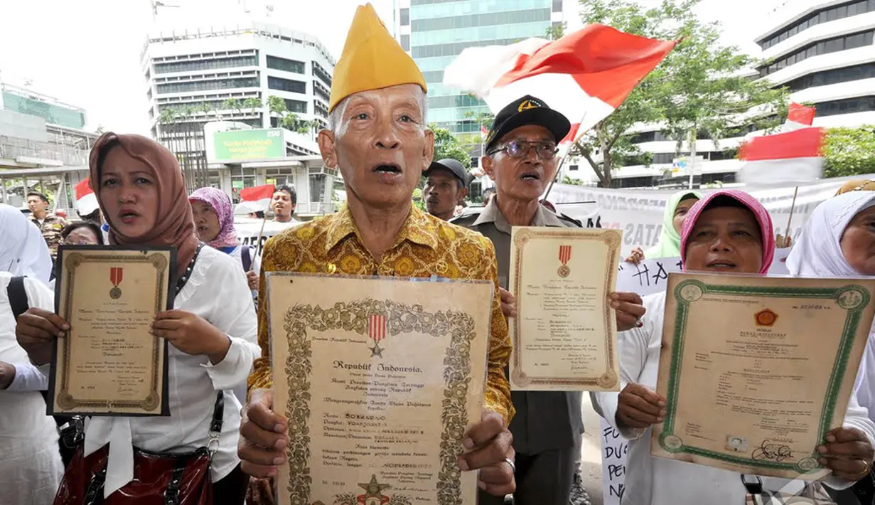 Puluhan orang yang terdiri dari keluarga veteran melakukan unjuk rasa di depan Gedung KPK, Jakarta, Kamis (18/12/2014). (Liputan6.com/Miftahul Hayat)