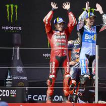 Marc Marquez dan Alex Marquez di atas podium Main Race MotoGP Catalunya 2025. (Josep LAGO / AFP)