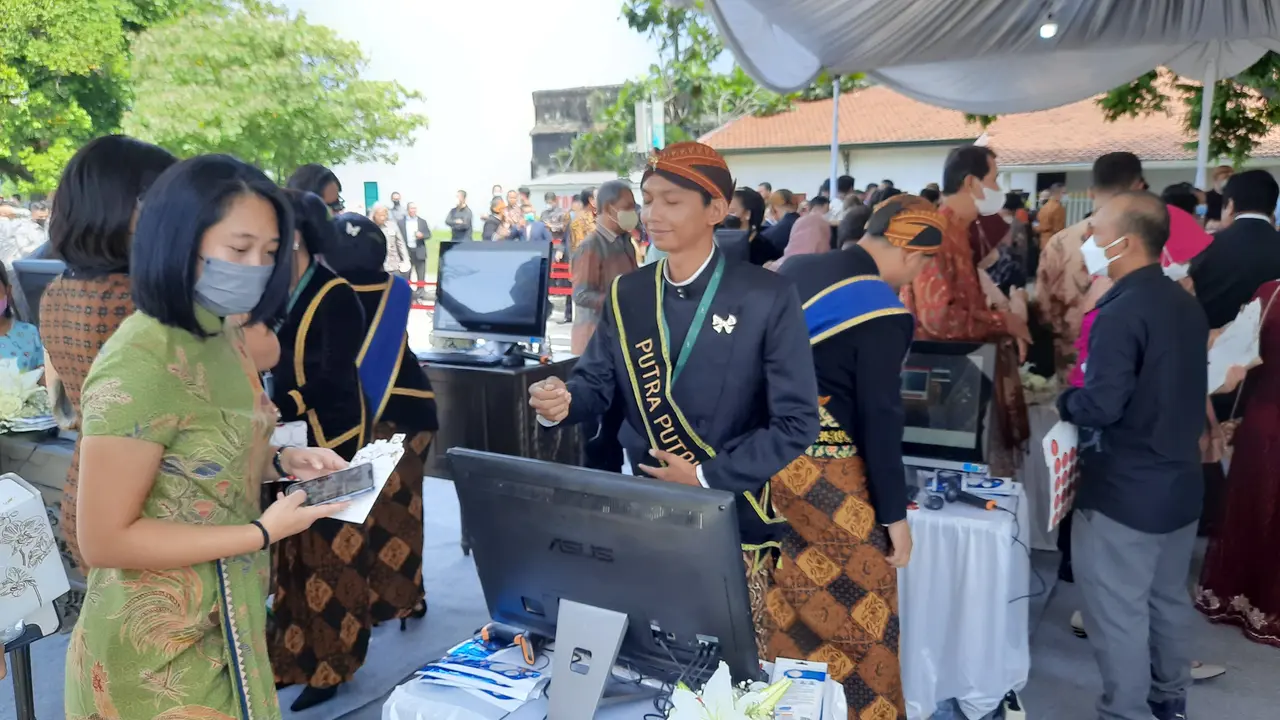 Sejumlah tamu undangan resepsi pernikahan putra bungsu Presiden Jokowi, Kaesang Pangarep dan Erina Gudono mulai berdatangan di Pura Mangkunegaran, Minggu (11/12/2022).