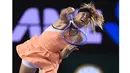 Maria Sharapova melepaskan service keras kearah petenis AS Lauren Davis pada hari ke-5 turnamen tenis Australian Open 2016  di Melbourne, Jumat (22/1/2016).  (AFP/Greg Wood)