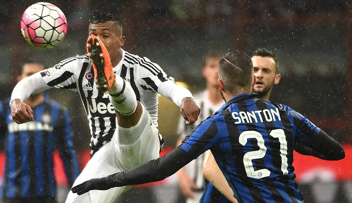 Bek sayap Juventus, Alex Sandro, berebut bola dengan bek sayap Inter Milan, Davide Santon. Agregat kedua tim menjadi 3-3, yang membuat laga harus ditentukan melalui adu penalti. (EPA/Daniel Dal Zennaro)