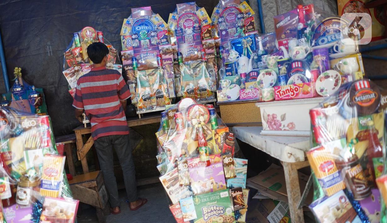 Pedagang menata dagangan di salah satu pusat penjualan parsel di kawasan Cikini, Jakarta, Rabu (13/5/2020). Selama bulan Ramadan, para pedagang mengaku omzet penjualan parsel turun hingga 90 persen dibandingkan tahun lalu akibat adanya pandemi virus corona COVID-19. (Liputan6.com/Immanuel Antonius)