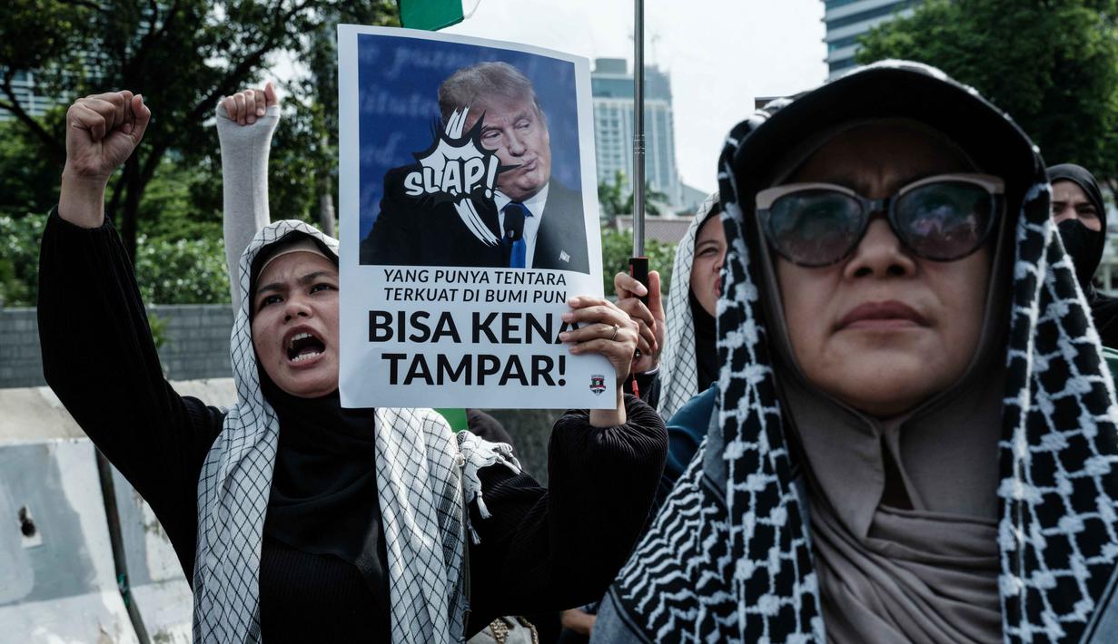 Massa juga menuntut pemerintah Indonesia mengevaluasi keterlibatan dengan Board of Peace (BOP). Tampak dalam foto, warga berunjuk rasa menentang serangan gabungan Amerika Serikat (AS)-Israel terhadap Iran dan berduka atas gugurnya pemimpin tertinggi Iran, Ayatollah Ali Khamenei, di depan Kedutaan Besar Amerika Serikat di Jakarta pada Senin 9 Maret 2026. (YASUYOSHI CHIBA/AFP)