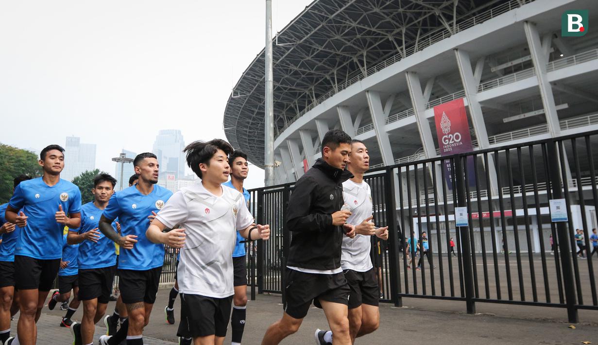 Skuat Timnas Indonesia melakukan jogging memutari Stadion Utama Gelora Bung Karno (SUGBK), Kamis (26/5/2022) sore WIB, usai batal menggelar latihan perdana pasca SEA Games 2021 sebagai persiapan menghadapi laga uji coba menghadapi Timnas Bangladesh. (Bola.com/Bagaskara Lazuardi)