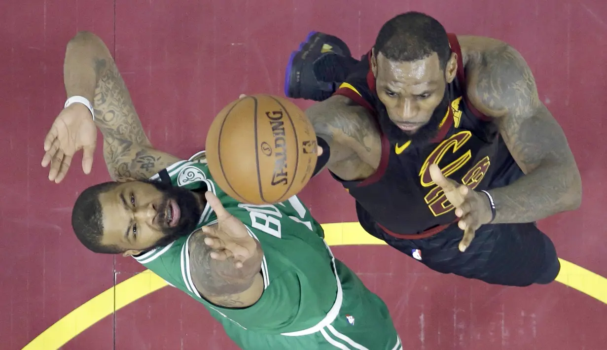 LeBron James (kanan) melakukan lay up saat diadang pemain Boston Celtics, Marcus Morris pada gim keempat final Wilayah Timur NBA basketball di Quicken Loans Arena (21/5/2018). Cavaliers menang 111-102. (AP/Tony Dejak)