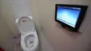 Kondisi toilet umum pertama yang dilengkapi Wi-fi, mesin ATM hingga tempat pengisian energi untuk ponsel dan mobil listrik di Beijing, Kamis (19/11). Toilet ini juga akan dibuka di pinggiran kota Beijing dan kota lainnya. (CHINA OUT AFP PHOTO)