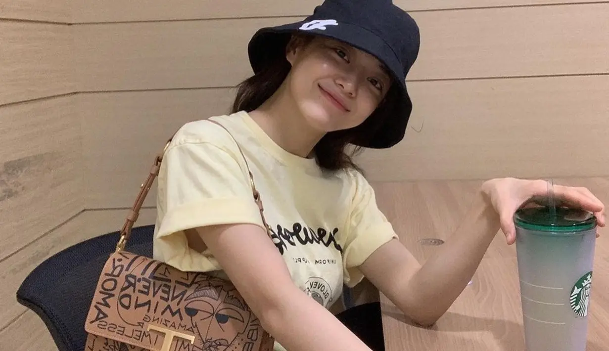 Memakai kaos dan memadukannya dengan bucket hat, gaya santai Sejeong ini juga curi perhatian. Dirinya pun terlihat menggunakan hand bag untuk menambah penampilan serta sebuah tumbler. (Liputan6.com/IG/@clean_0828)