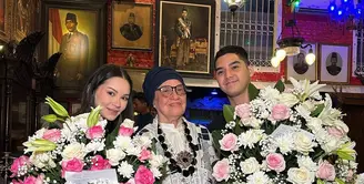 Abadikan foto bersama, kedekatan Alyssa dan keluarga Al Ghazali bak sudah jadi keluarga sendiri. [@alghazali7].