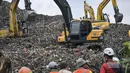 Pengiriman sampah sementara dialihkan ke fasilitas lain untuk mencegah penumpukan. Tampak dalam foto, tim penyelamat menggunakan alat berat untuk mencari korban longsor di Tempat Pembuangan Sampah Terpadu (TPST) Bantargebang, Bekasi, Jawa Barat, pada 9 Maret 2026. (BAY ISMOYO/AFP)