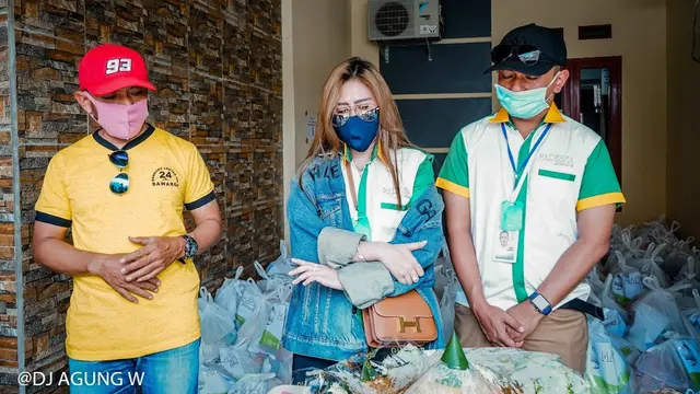Pengusaha kecantikan Eca Maresha Bagi sembako bersama kepolisian