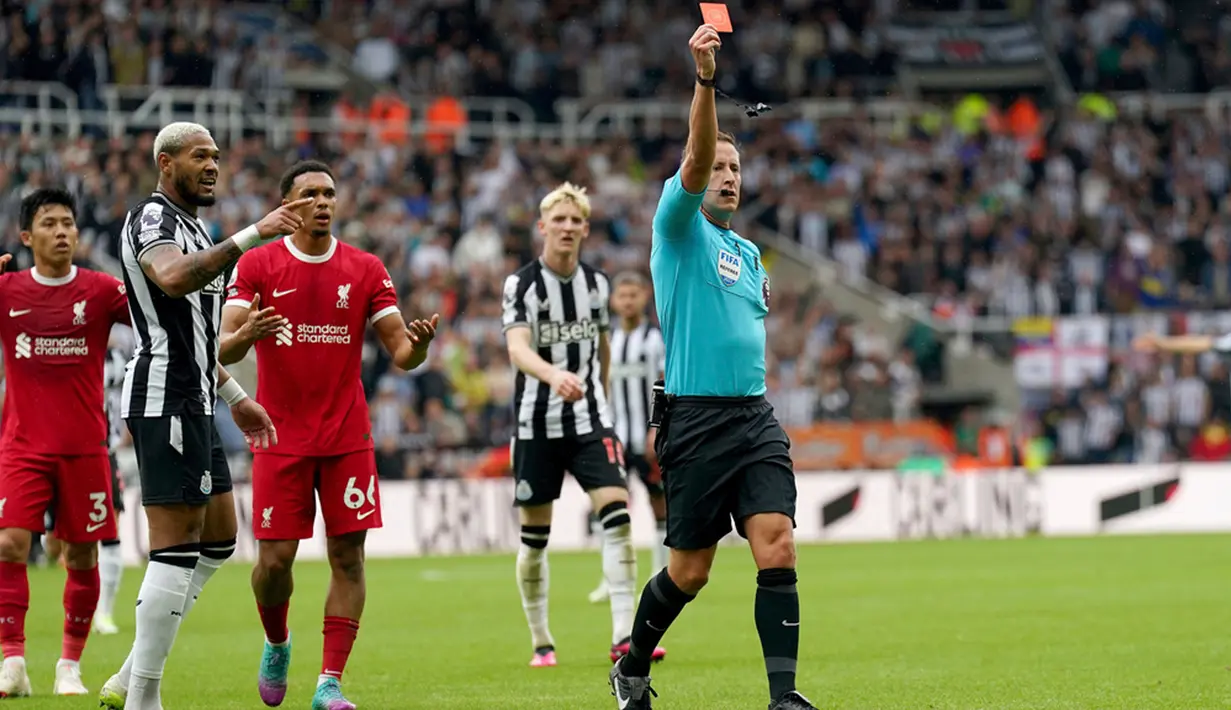 Tekanan terus menerus Newcastle akhirnya membuahkan hasil. Trent membuat kesalahan fatal, bola berhasil direbut Gordon dengan mudah dan terus berlari solo ke gawang, dituntaskan sepakan mendatar ke sela kaki Allison. Gol! Newcastle 1-0 Liverpool. (Owen Humphreys/PA via AP)