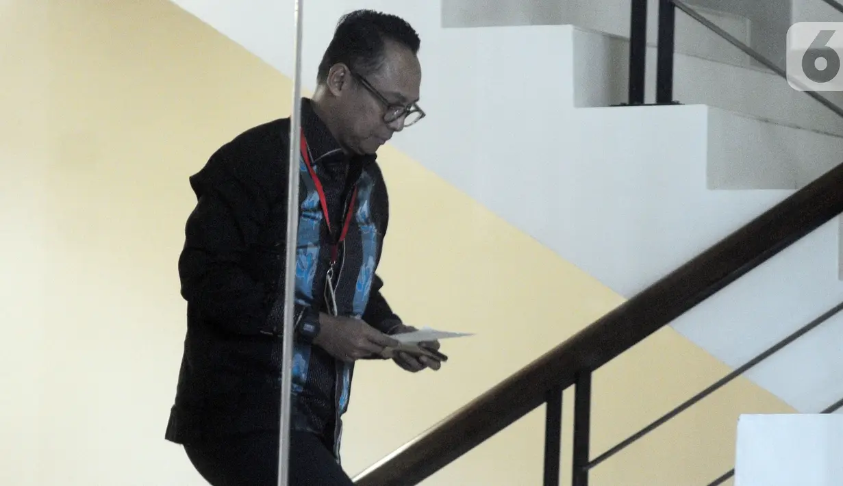 Anggota DPR dari Fraksi PDIP Junico Siahaan alias Nico Siahaan bersiap diperiksa di Gedung KPK, Jakarta, Selasa (29/10/2019). KPK memeriksa Nico Siahaan dalam penyidikan kasus Tindak Pidana Pencucian Uang (TPPU) dengan tersangka mantan Bupati Cirebon, Sunjaya Purwadisastra. (merdeka.com/Dwi Narwoko)