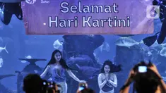 Putri duyung bersama penyelam memperingati Hari Kartini saat pertunjukkan bawah air di Jakarta Aquarium dan Safari (JAQS), Neo Soho Mall, Jakarta, Rabu  (21/4/2021). JAQS menghadirkan pertunjukkan putri duyung dalam rangka memperingati Hari Kartini. (merdeka.com/Iqbal S Nugroho)