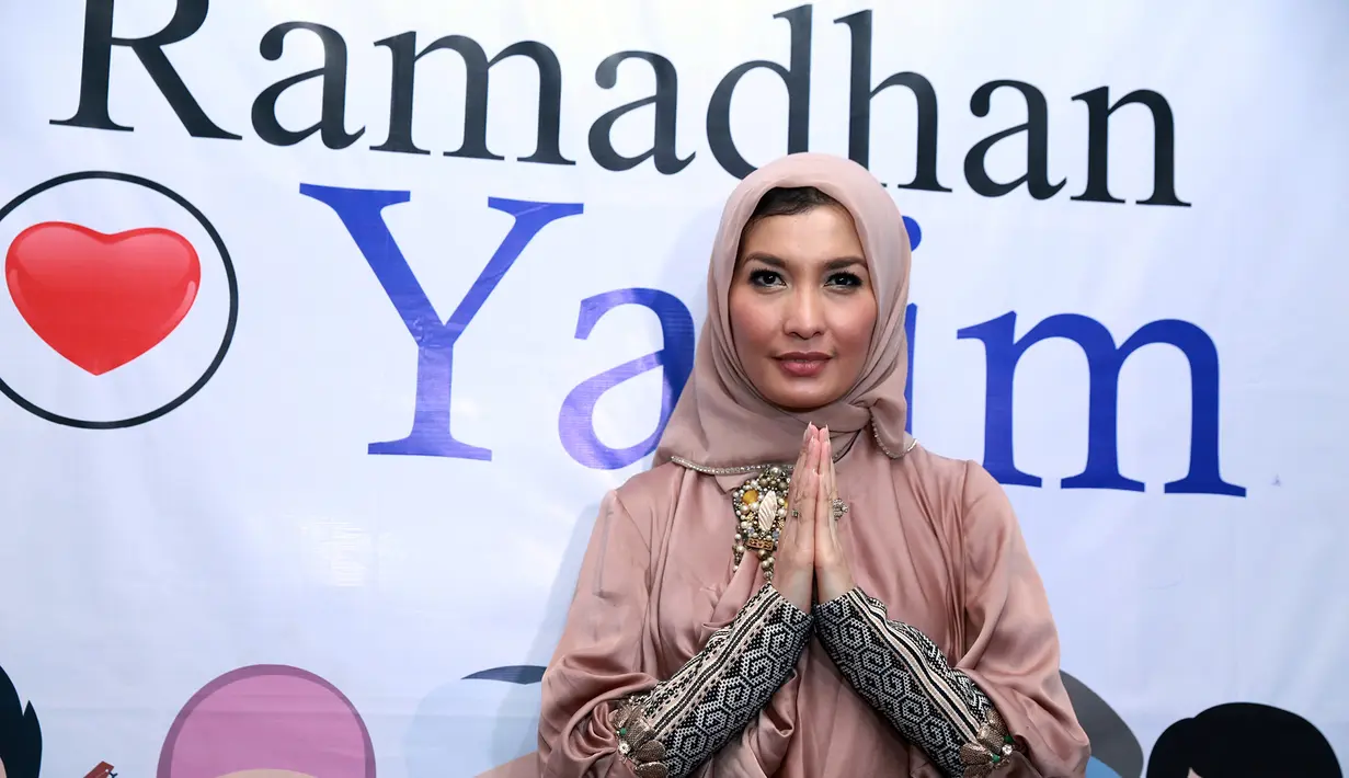 Kesederhanaan Arzeti di bulan Ramadan dilakukan bersama anak yatim. (Bintang/Tresapata Wimbarsana)