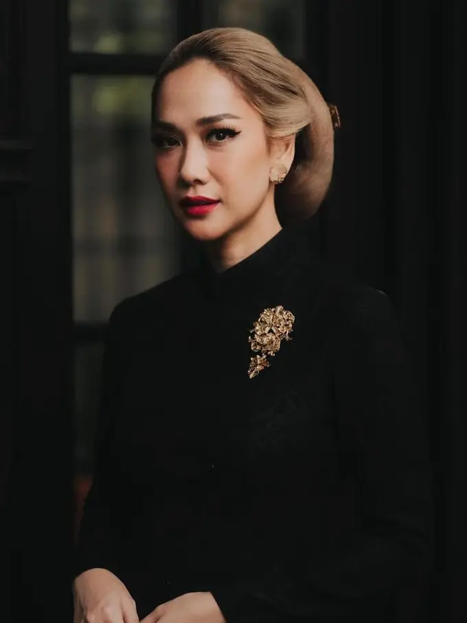 Sanggul Klasik Bunga Citra Lestari Menarik dengan Warna Rambut Blonde