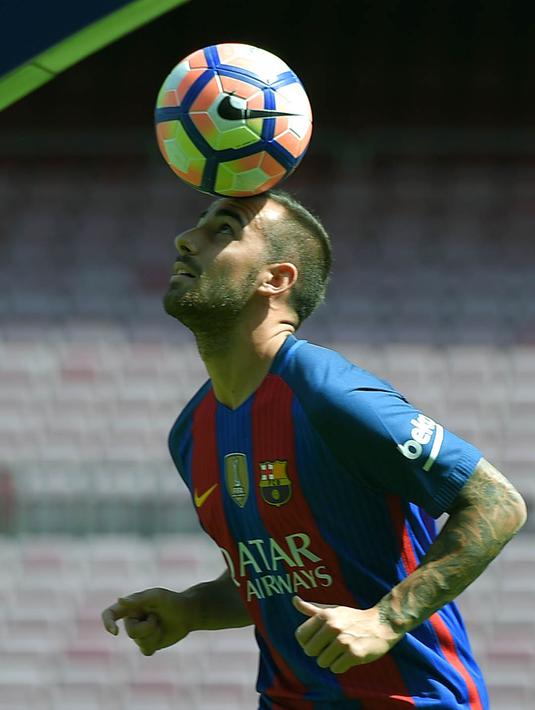 Striker Barcelona, Paco Alcacer, mengontrol bola dengan kepala saat diperkenalkan sebagai pemain baru. Kepindahan Alcacer mengikuti seniornya David Villa yang juga pernah hijrah dari Valencia ke Barcelona. (AFP/Lluis Gene)