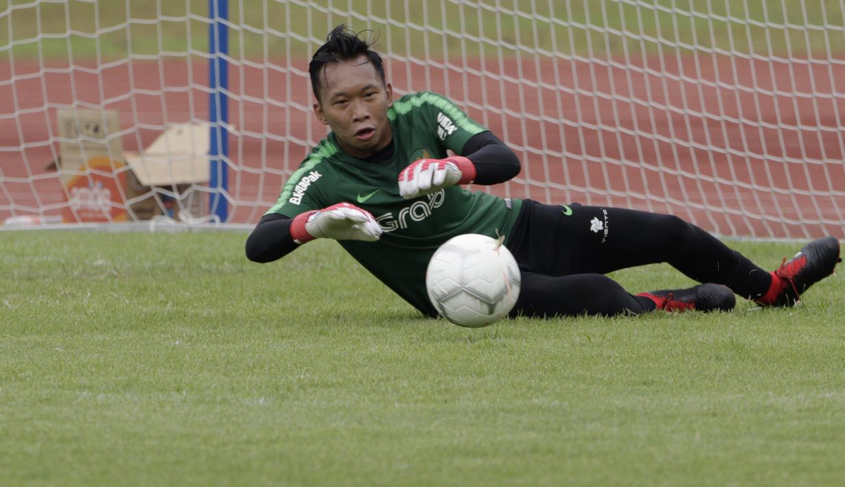 Kiper Timnas Indonesia U-22, Awan Setho, menangkap bola saat latihan di Stadion Madya, Jakarta, Jumat (18/1). Latihan ini merupakan persiapan jelang Piala AFF U-22. (Bola.com/Yoppy Renato)