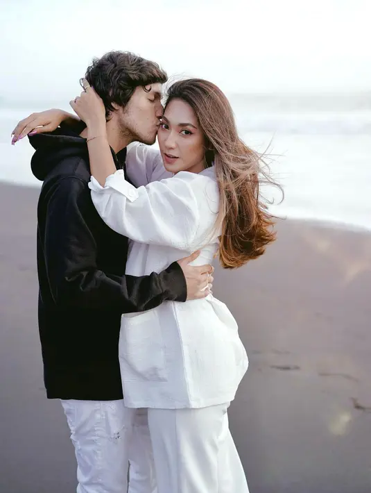 Gaya yin dan yang alias monokromatik hitam dan putih jadi ide gaya timeless saat liburan ke pantai seperti Dinta Kirana dan Naufal Samudra. (Foto: Instagram @dindakirana.s)