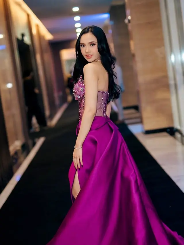 Tampilan Menawan Para Musisi Wanita Hadiri Acara Spotify.