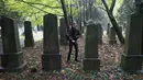 Dominik Creazzi, pemburu hantu dari "Paranormal Investigator" mencari aktivitas gaib di pusat pemakaman tua di Wina, Austria, 20 Oktober 2016. Pemakaman ini disinyalir memiliki aura mistis yang kental dengan aktivitas makhluk halus. (JOE KLAMAR/AFP)