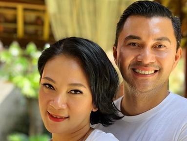 Di usia pernikahan yang ke-23, Anjasmara dan Dian Nitami masih terus membagikan potret mesra di media sosial. Keduanya resmi menjadi suami istri pada 17 Juni 1999. (Instagram/anjasmara)