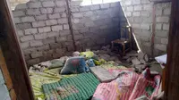 Kondisi rumah yang rusak akibat gempa mengguncang Pulau Morotai, akhir pekan lalu. (Liputan6.com/Reza Efendi)