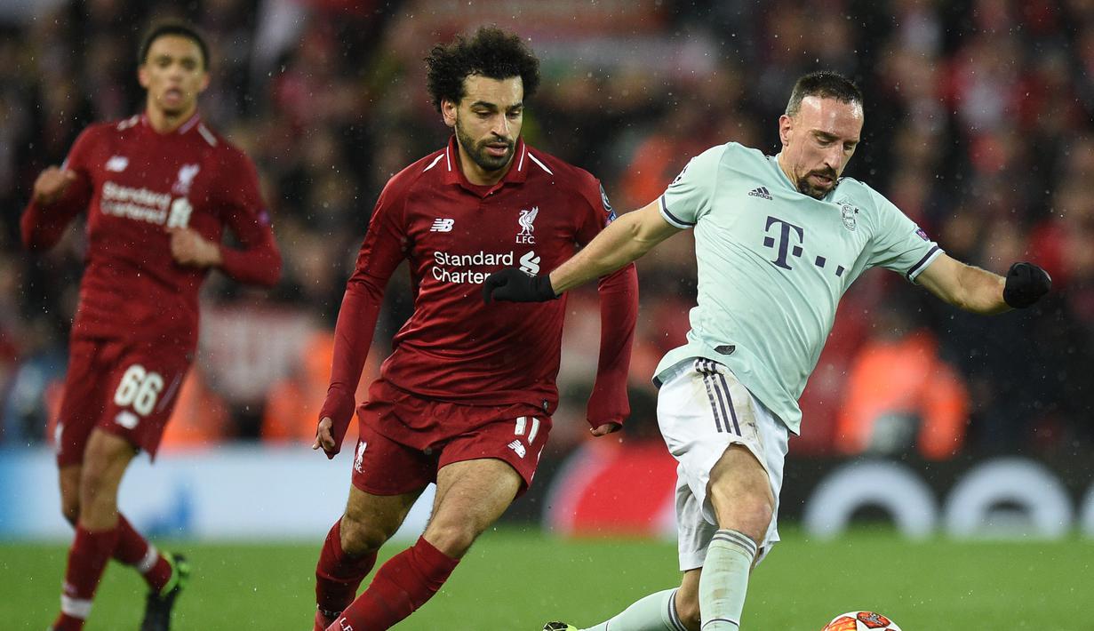 Franck Ribery mencoba melewati Mohamed Salah pada leg 1, babak 16 besar Liga Champions yang berlangsung di stadion Anfield, Liverpool, Rabu (20/2). Liverpool imbang 0-0 kontra Bayern Munchen. (AFP/Oli Scarff)