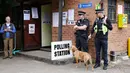 Anggota kepolisian bersama seekor anjing berjaga di TPS Kota Maidenhead, Kamis (8/6). Pemilu Inggris dimulai dengan penjagaan ketat menyusul dua serangan teror yang merenggut 30 jiwa dalam waktu kurang dua pekan. (AP Photo/Alastair Grant)