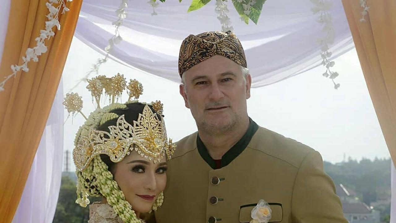 Beda Usia 21 Tahun, Ini 6 Potret Kebersamaan Baby Margaretha dan Suami