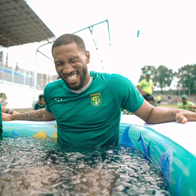 6 Potret Alie Sesay Latihan Bersama Persebaya, Bek Asing Tangguh
