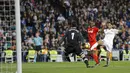 Bek Real Madrid, Achraf, melepaskan tendangan ke gawang Sevilla pada laga La Liga di Stadion Santiago Bernabeu, Minggu (10/12/2017). Real Madrid menang 5-0 atas Sevilla. (AP/Francisco Seco)